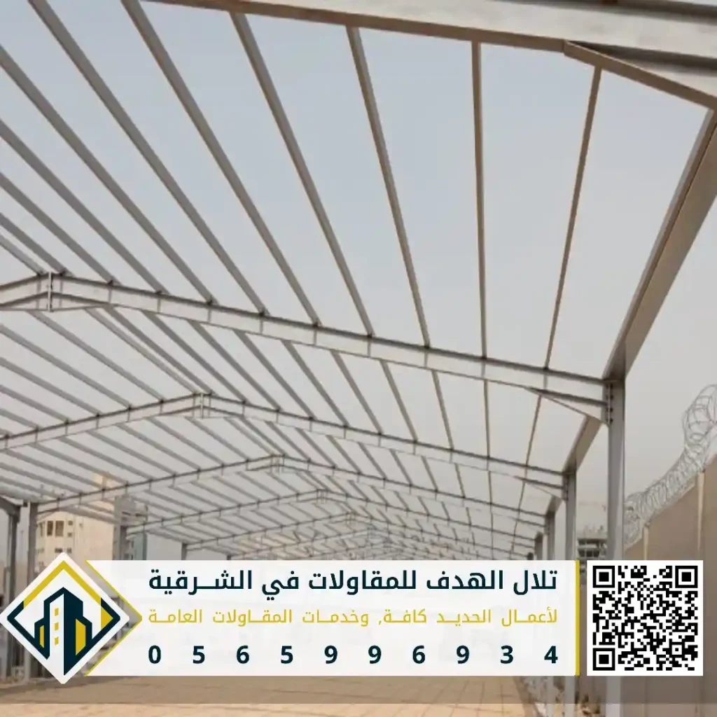 فني تنفيذ هناجر حديد في الخبر في حي السيف